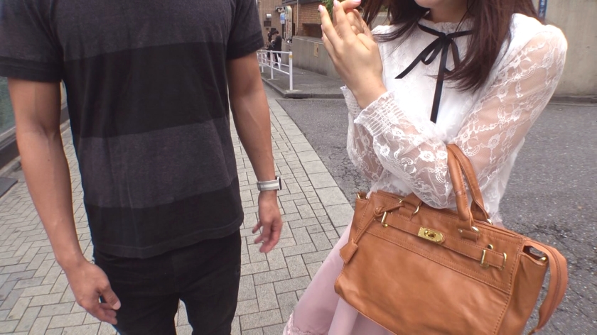 いいなり敏感M娘◆テニサー所属の女子大生ちはるちゃん(20歳)は頼み込んだら断れない&流されやすい言いなり娘？！ラブホテルに入ればエロい雰囲気にも押され清楚に見えるルックスからは想像出来ないムッツリMな本性が露に！「乳首噛まれるの好き…」と噛ミングアウトして悶えるビクビク敏感セックス！！：いくらでラブホ！？ No.013  パッケージ