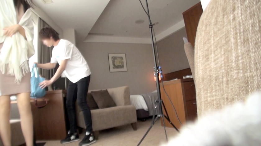 ビジネスライクな個撮レイヤーに無許可の中出し！顔射の2回戦！！押しに弱い敏感体質が鬼ピストンでイクイク連呼の大絶頂！！  パッケージ